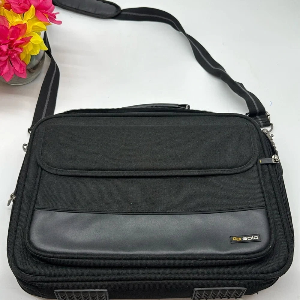 Solo Black Leather Laptop Bag TOT7506B